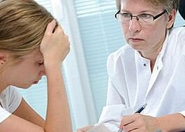 overleg met een specialist voor pijn onder het linkerschouderblad